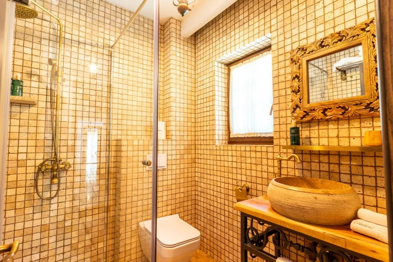Baie cu mozaic, duș și lavoar din piatră