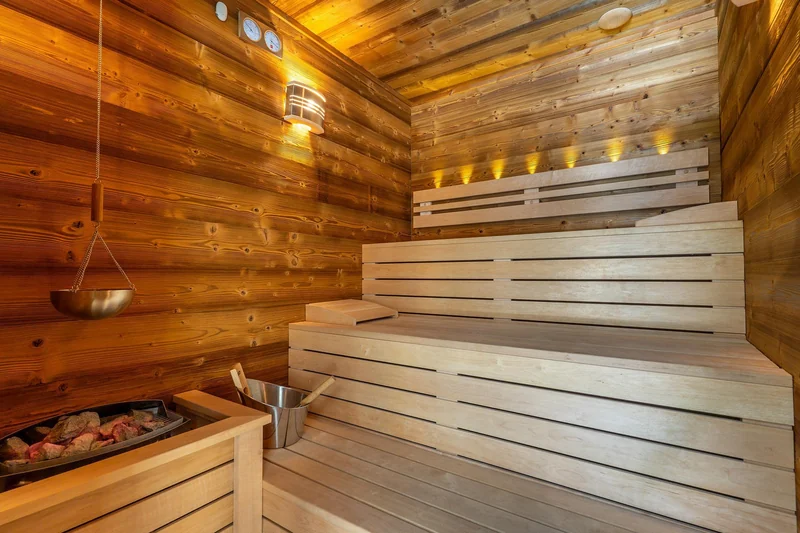 Sauna din lemn cu bănci pe două niveluri